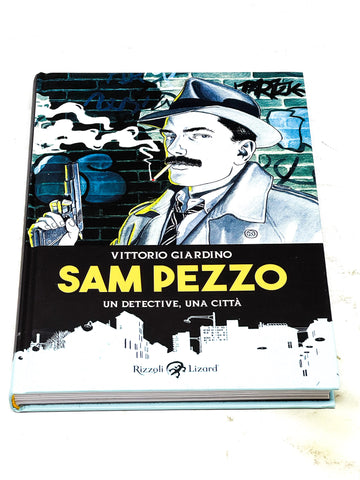 SAM PEZZO - UN DETECTIVE, UNA CITTA .*ITALIAN* NM- CONDITION.